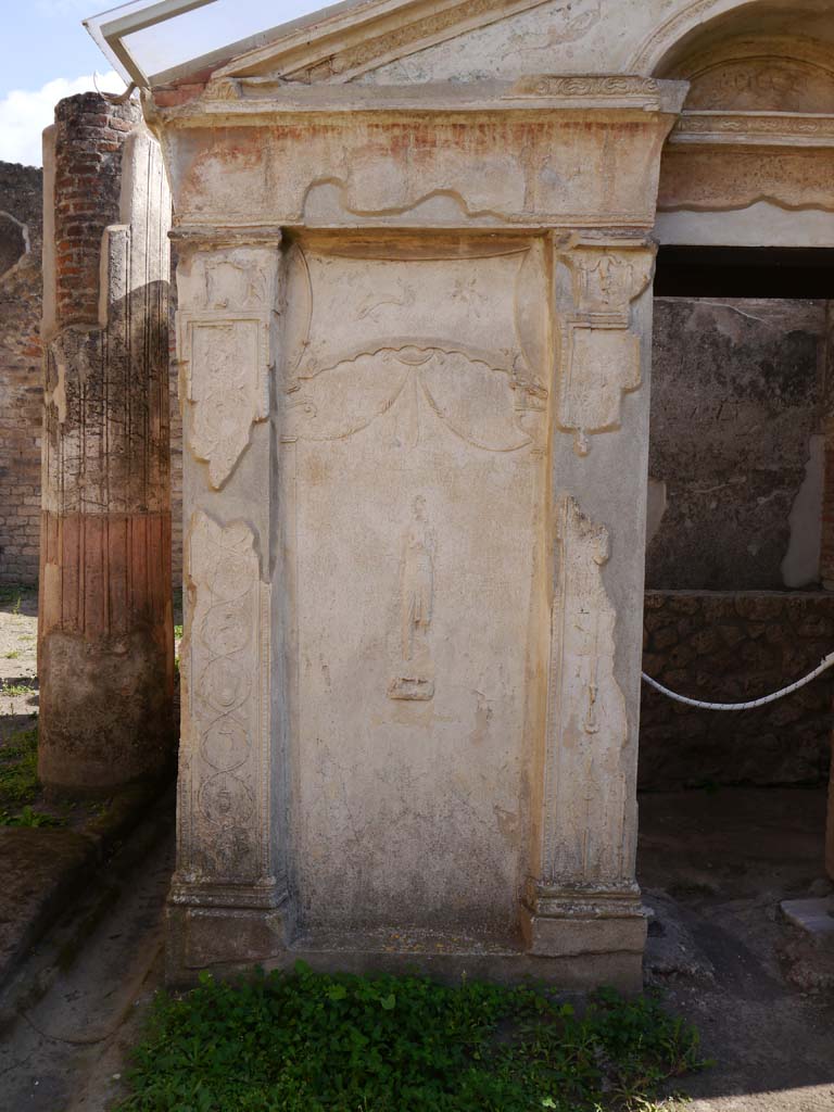 VIII.7.28 Pompeii. September 2018.
Detail of stucco decoration on north side of Purgatorium, on east (left) side of doorway.
Foto Anne Kleineberg, ERC Grant 681269 DÉCOR.