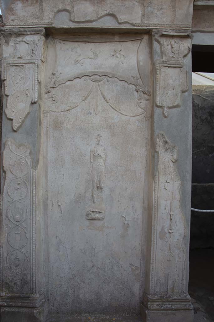 VIII.7.28 Pompeii. March 2019.
Detail from east side of doorway in north wall of purgatorium.
Foto Annette Haug, ERC Grant 681269 DÉCOR.