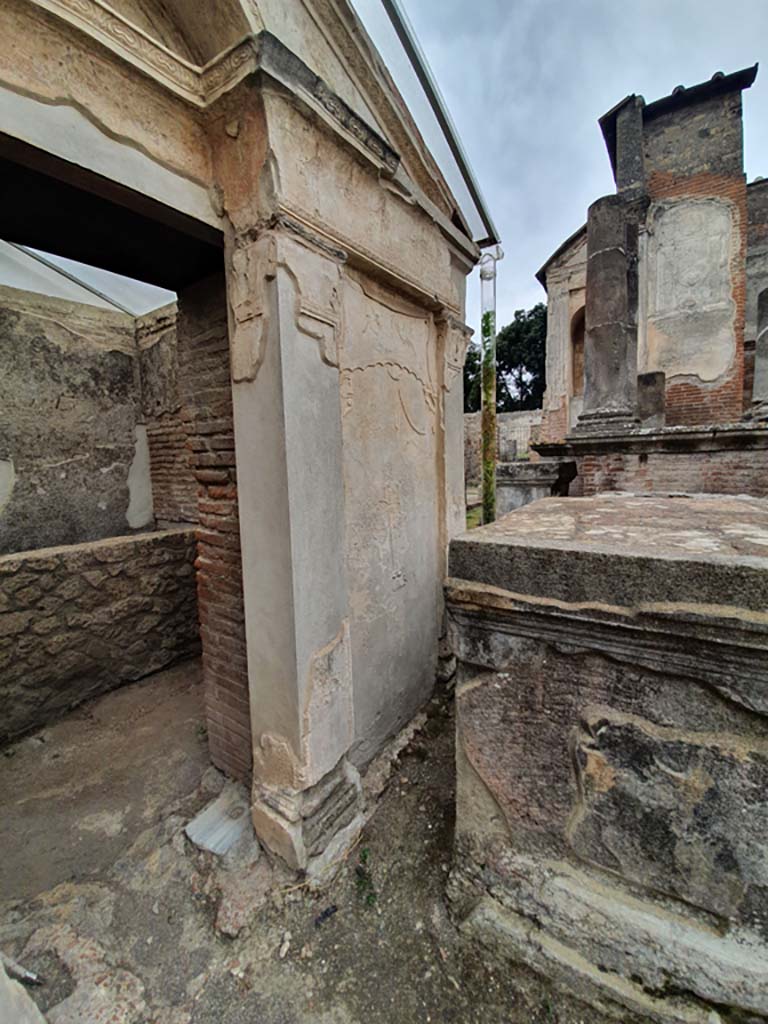 VIII.7.28 Pompeii. August 2021.
Looking west along the north side towards stucco on west side of doorway.
Foto Annette Haug, ERC Grant 681269 DÉCOR.