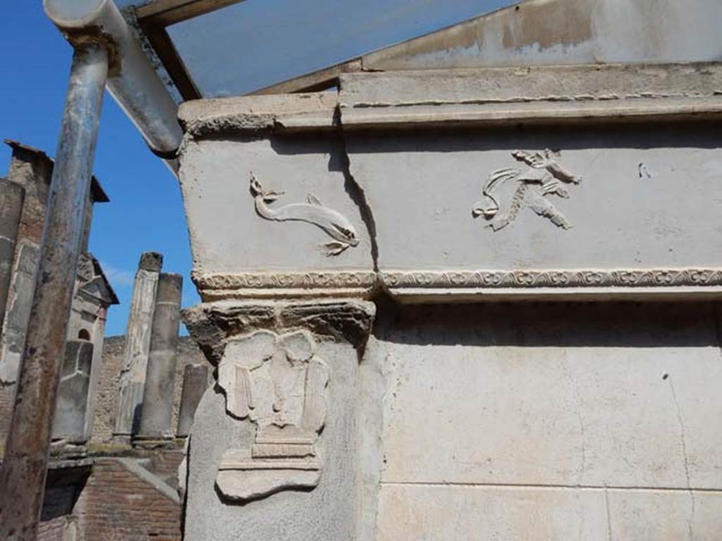 VIII.7.28, Pompeii. May 2015. Purgatorium, detail of stucco at west end on south side.
Photo courtesy of Buzz Ferebee.