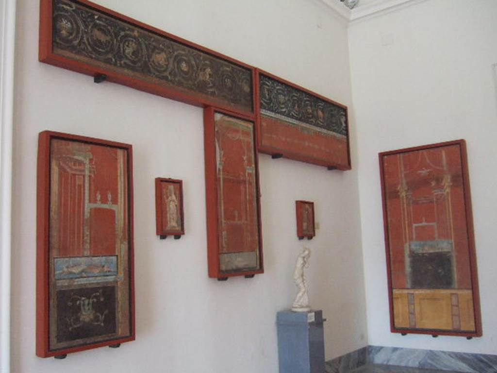 VIII.7.28 Pompeii. Location not recorded but possibly from south wall of portico.
Top left is a fresco with a continuous sequence of scrolls and acanthus scrolls.
Now in Naples Archaeological Museum. Inventory number 8550.