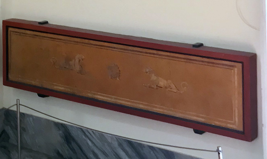 VIII.7.28 Pompeii. April 2019. Zoccolo from centre of south portico. Painting of gorgoneion between lionesses.
Now in Naples Archaeological Museum. Inventory number 8547.
Photo courtesy of Rick Bauer.