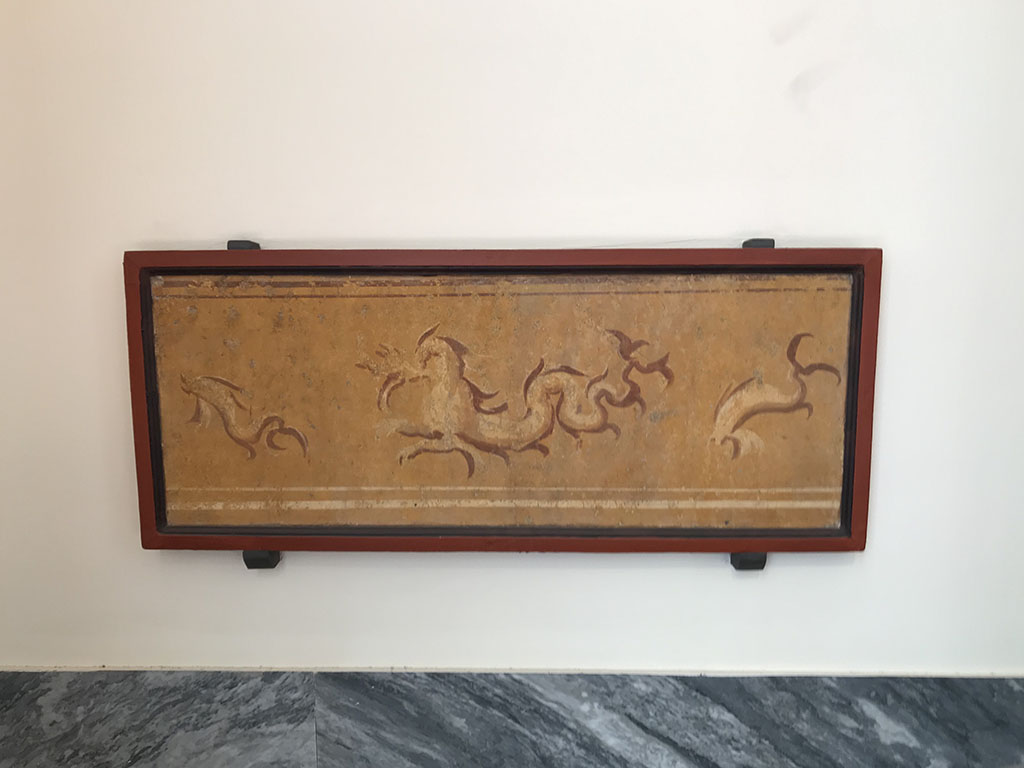 VIII.7.28 Pompeii. April 2019. Zoccolo from right part of east portico. Painting of marine dragon between dolphins.
Now in Naples Archaeological Museum. Inventory number 8874.
Photo courtesy of Rick Bauer.