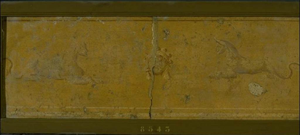 VIII.7.28 Pompeii. Zoccolo of south portico. Painting of gorgoneion between androsphinxes (sphinxes with head of a human).
Now in Naples Archaeological Museum. Inventory number 8543.