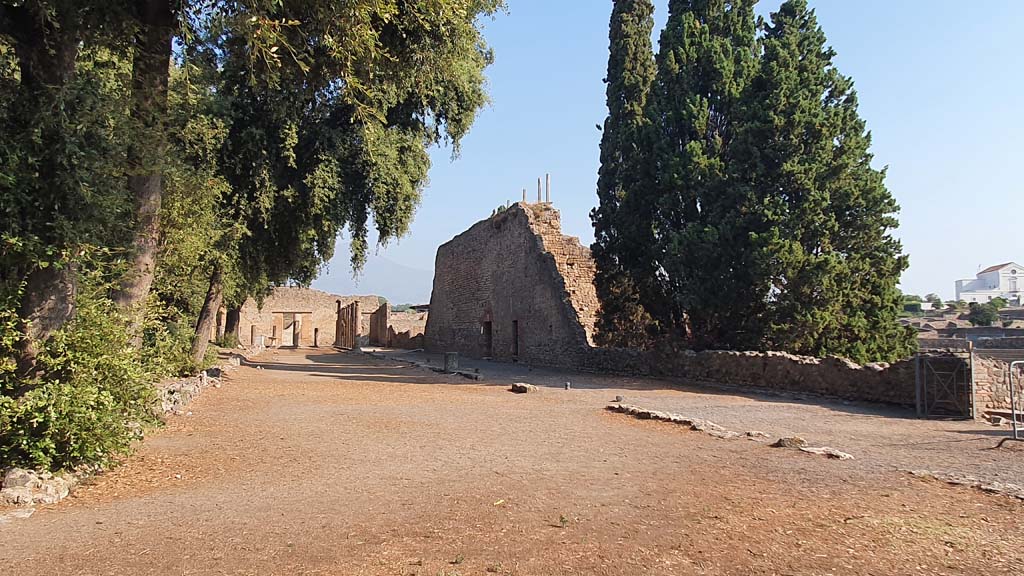 VIII.7.30 Pompeii. July 2021.
Triangular Forum east side, looking north, with steps down to Gladiator’s Barracks and Theatres, on right.
Foto Annette Haug, ERC Grant 681269 DÉCOR.