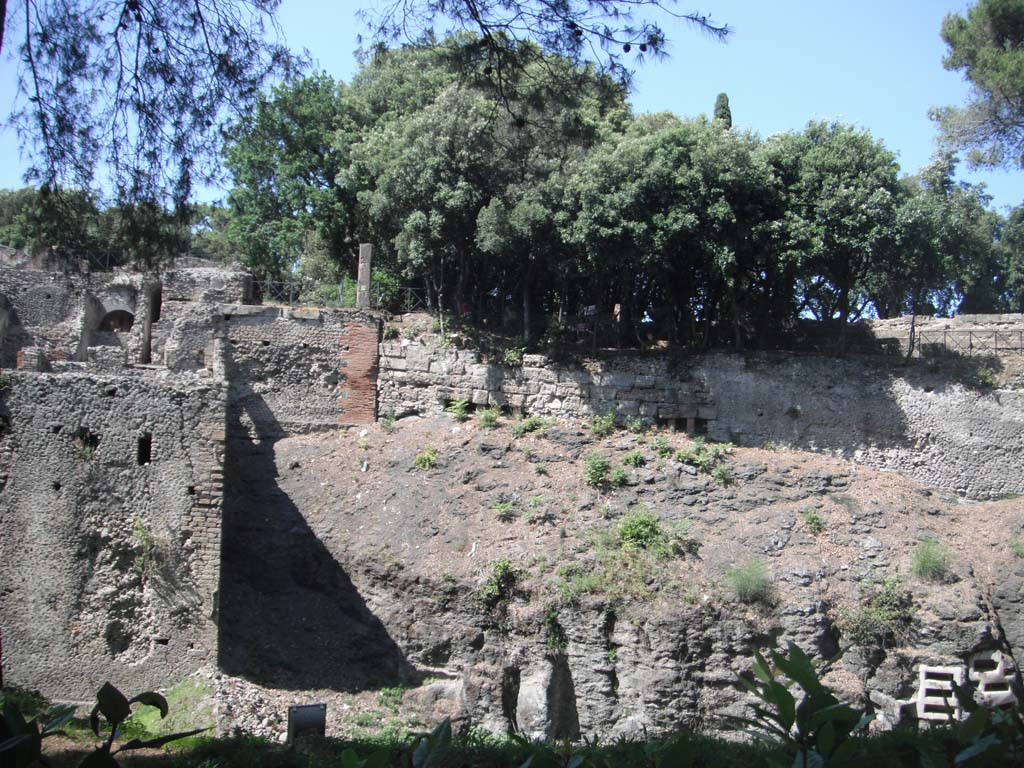 VIII.2.39 Pompeii, on left, VIII.7.30, centre and right, June 2012.
Looking north towards rear of Triangular Forum. Photo courtesy of Ivo van der Graaff.