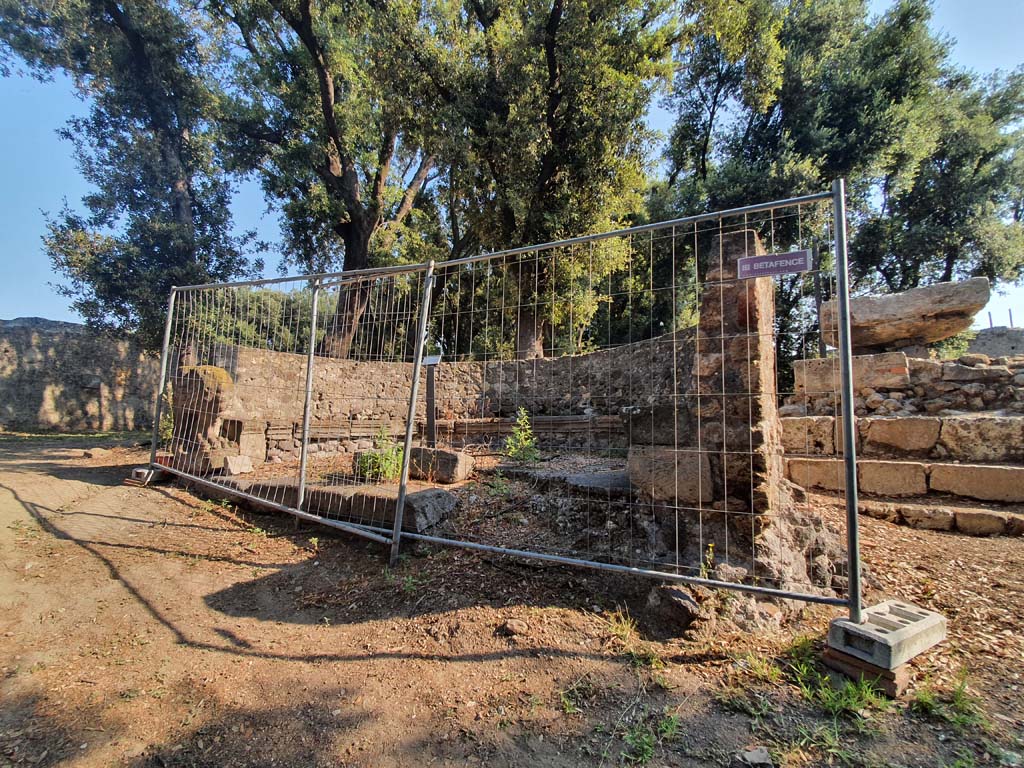 VIII.7.33 Pompeii. July 2021. Looking west towards semi-circular stone bench or schola.
Foto Annette Haug, ERC Grant 681269 DÉCOR.