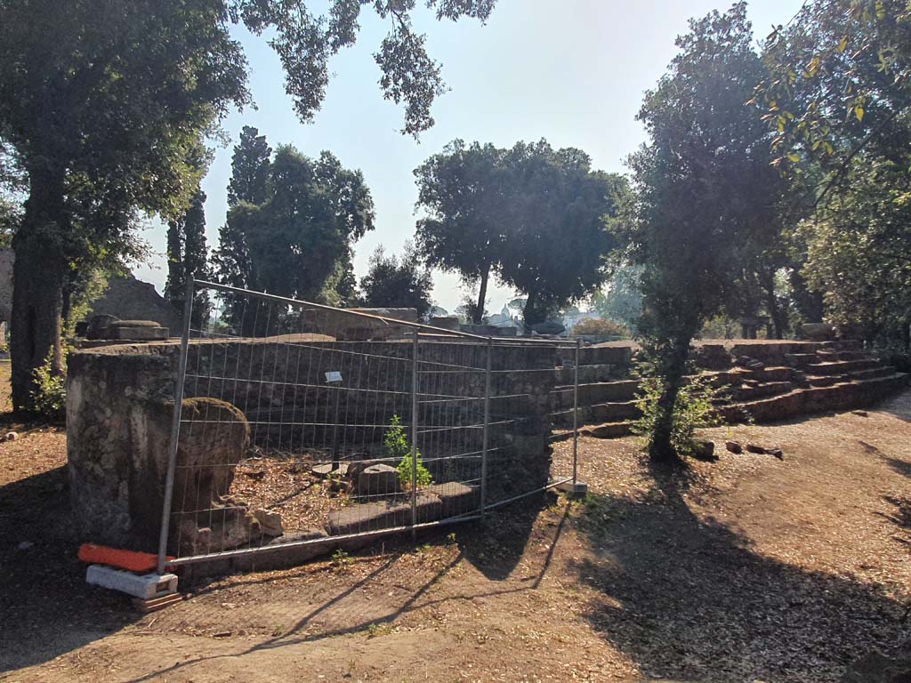 VIII.7.33 Pompeii. July 2021.
Looking east towards semi-circular stone bench or schola with lions’ feet next to the south-west corner of the temple.
Foto Annette Haug, ERC Grant 681269 DÉCOR.