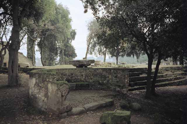 VIII.7.33 Pompeii Triangular Forum. December 2005. West end of semi circular stone bench with remaining lion’s foot.