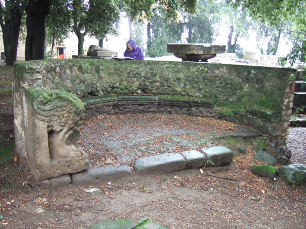 VIII.7.33 Pompeii Triangular Forum. December 2005. Semi circular stone schola bench with sundial. According to Mau this seat was set up to enjoy the uninterrupted views over the plain, to the mountains and across the bay. On the back of the schola seat was a sundial with an inscription. Now in Naples Archaeological Museum. Inventory number 3832.