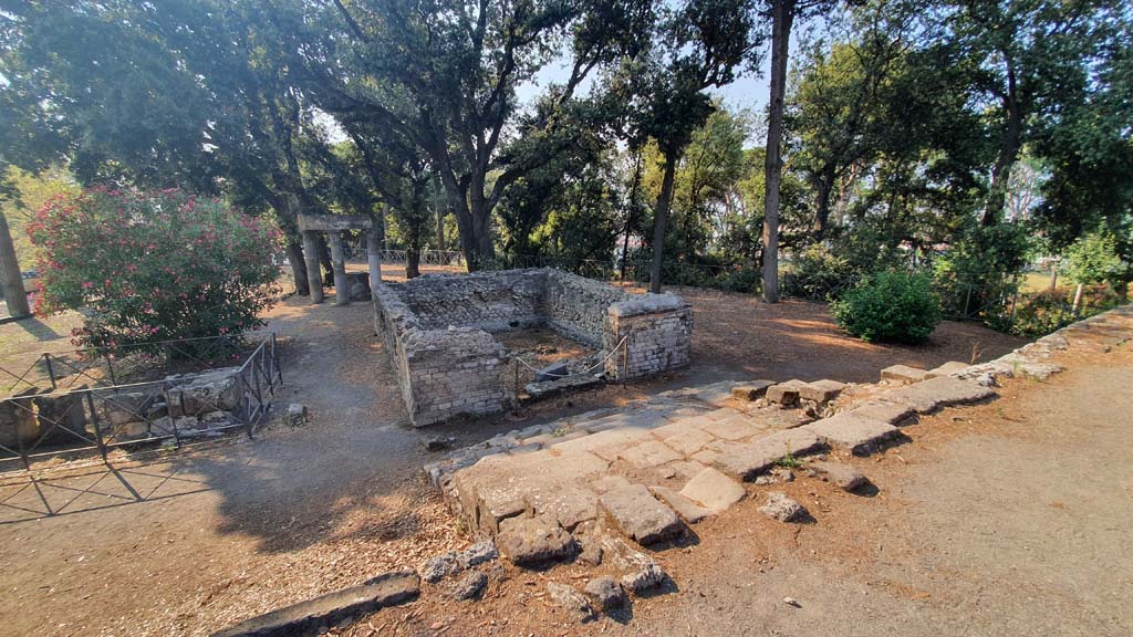 VIII.7.34 Pompeii. July 2021. Looking from the east side of the Doric Temple towards altars and tomb. 
Foto Annette Haug, ERC Grant 681269 DÉCOR.

