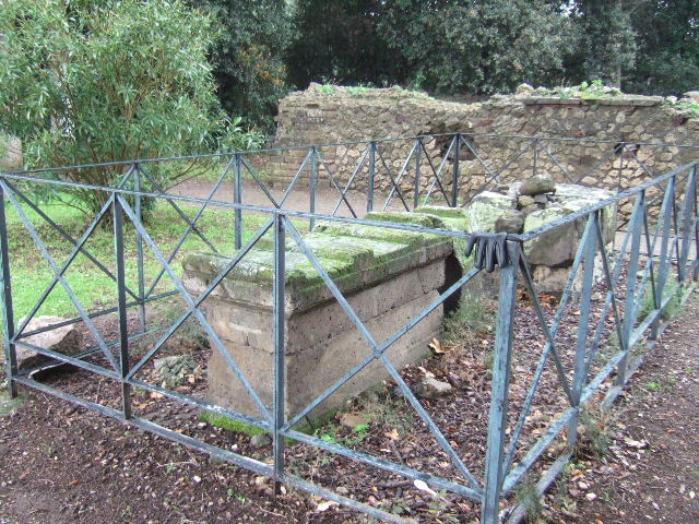VIII.7.31 Pompeii.  December 2005. Centre of tomb, looking south.