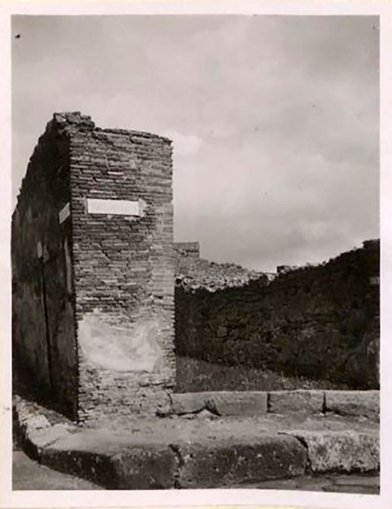 IX.1.1 Pompeii. May 2010. North wall of shop.