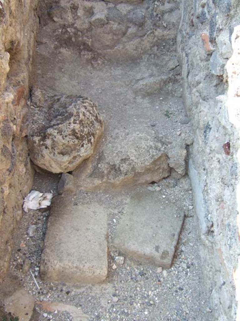 IX.1.1 Pompeii. September 2005.
Looking north to latrine, under stairs leading to upper floor from IX.1.34.