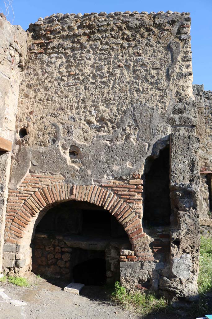 IX.1.3/33 Pompeii. December 2018.
Looking east towards the oven. Photo courtesy of Aude Durand.