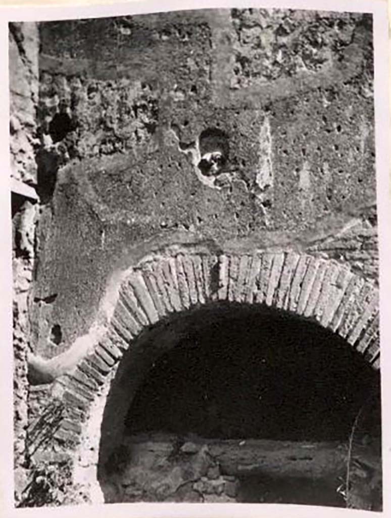 IX.1.3/ IX.1.33. Pre-1943. Brickwork and decorative plaque above oven. Photo by Tatiana Warscher.
According to Warscher –
“Above the opening of the oven, above the brickwork with the phallus, a terracotta head was embedded.
If I am not mistaken, no-one has mentioned this.
A. Mau cited a similar head on the hearth of the house at I.3.8, found in 1870.
Unfortunately, the head seen by Mau has gone.”
See Warscher, T. Codex Topographicus Pompeianus, IX.1. (1943), Swedish Institute, Rome. (no.12a), p. 23.