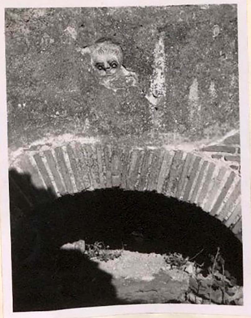 IX.1.3/ IX.1.33. Pre-1943. Detail of terracotta head embedded into the brickwork. Photo by Tatiana Warscher.
Warscher concluded that –
“The head found in house I.3.8 probably represented Vulcan.
Whereas the one in this bakery was probably a monster to ward off the evil-eye/bad spirits.”
See Warscher, T. Codex Topographicus Pompeianus, IX.1. (1943), Swedish Institute, Rome. (no.11), p. 23.