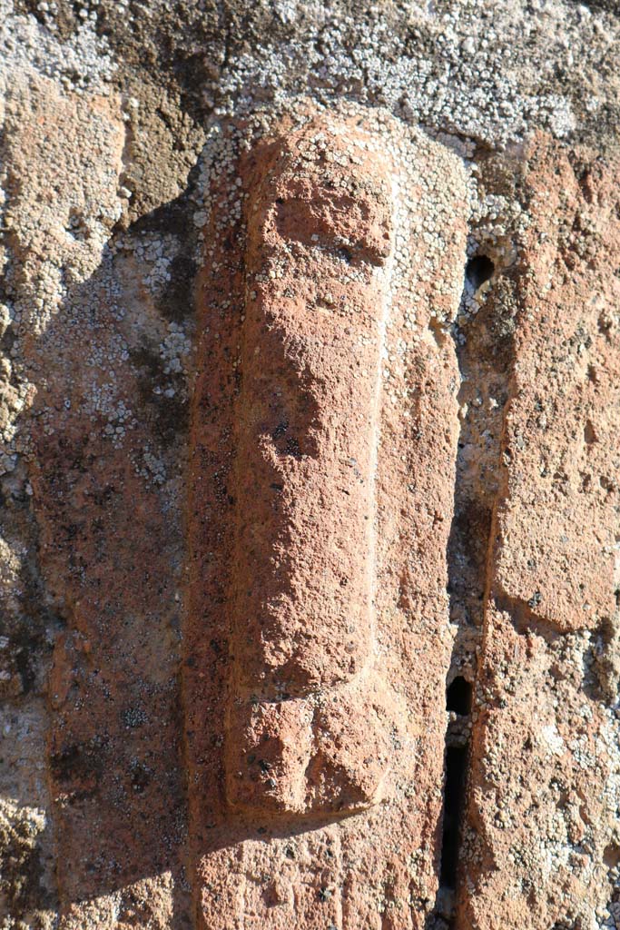 IX.1.3/33 Pompeii. December 2018.
Detail of phallus in brickwork. Photo courtesy of Aude Durand.