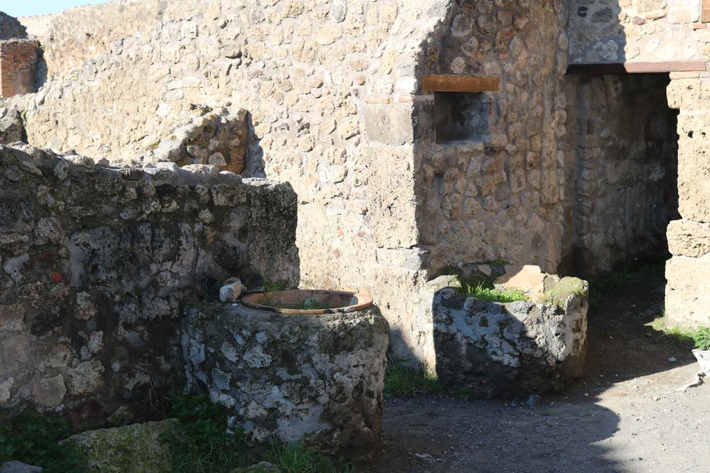 IX.1.3/33 Pompeii. December 2018.
Looking towards two tubs, both of which would have had a niche above it. Photo courtesy of Aude Durand.
