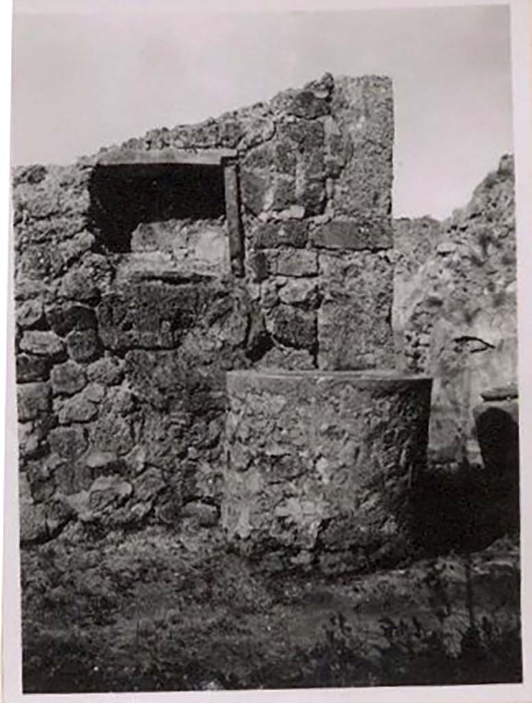 IX.1.3/33 Pompeii. Pre-1943.
Looking west from oven towards one of the tubs with niche above, the one on south side of doorway, no longer there.
Photo by Tatiana Warscher.
See Warscher, T. Codex Topographicus Pompeianus, IX.1. (1943), Swedish Institute, Rome. (no.10), p. 22.