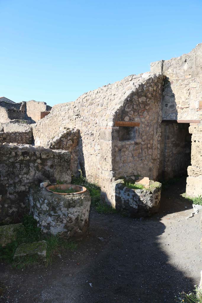 IX.1.3/33 Pompeii. December 2018.
Looking towards tub on north side of doorway, with niche above. Photo courtesy of Aude Durand.