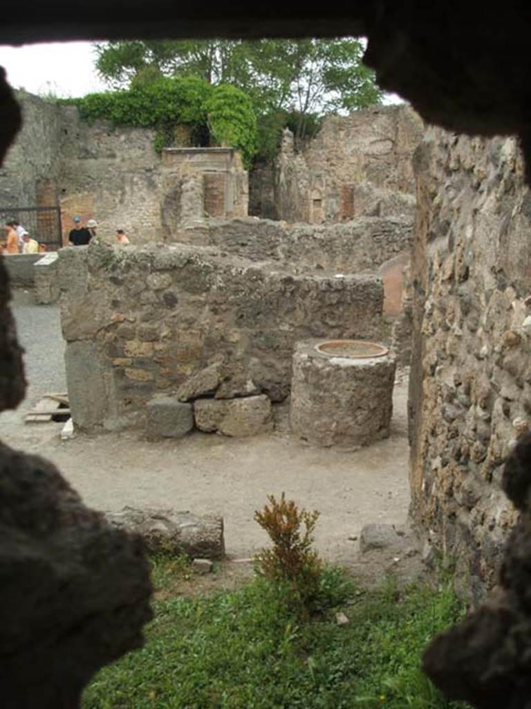IX.1.33 Pompeii. May 2005.
Looking west towards Via Stabiana from IX.1.32, with IX.1.33 nearest and IX.1.3 background.