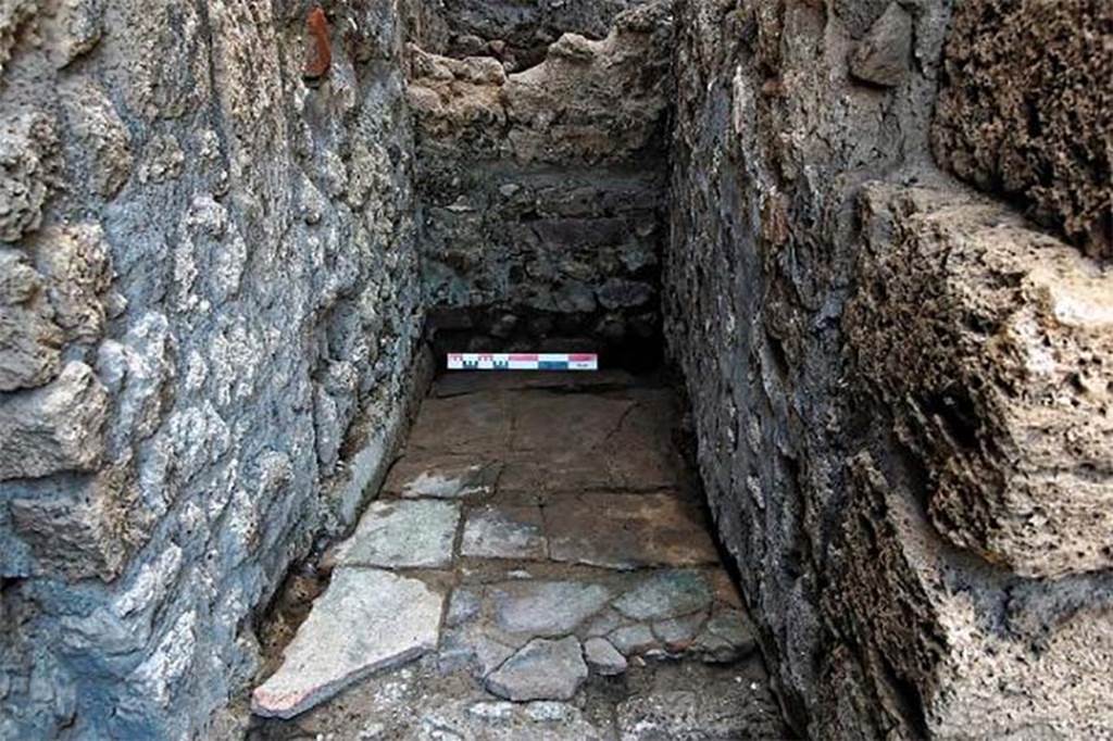 Fig. 63 – Pompéi, boulangerie IX 1, 3.33 – Probable latrine installée dans la pièce 9.
Vue du sud.
Cliché : B. Bauvit – EFR.