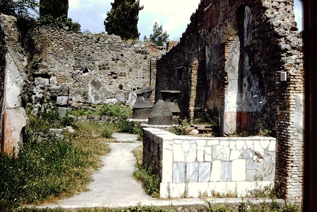 IX.1.33 Pompeii. May 2005.  Looking west towards Via Stabiana from IX.1.32, with IX.1.33 nearest and IX.1.3 background.

