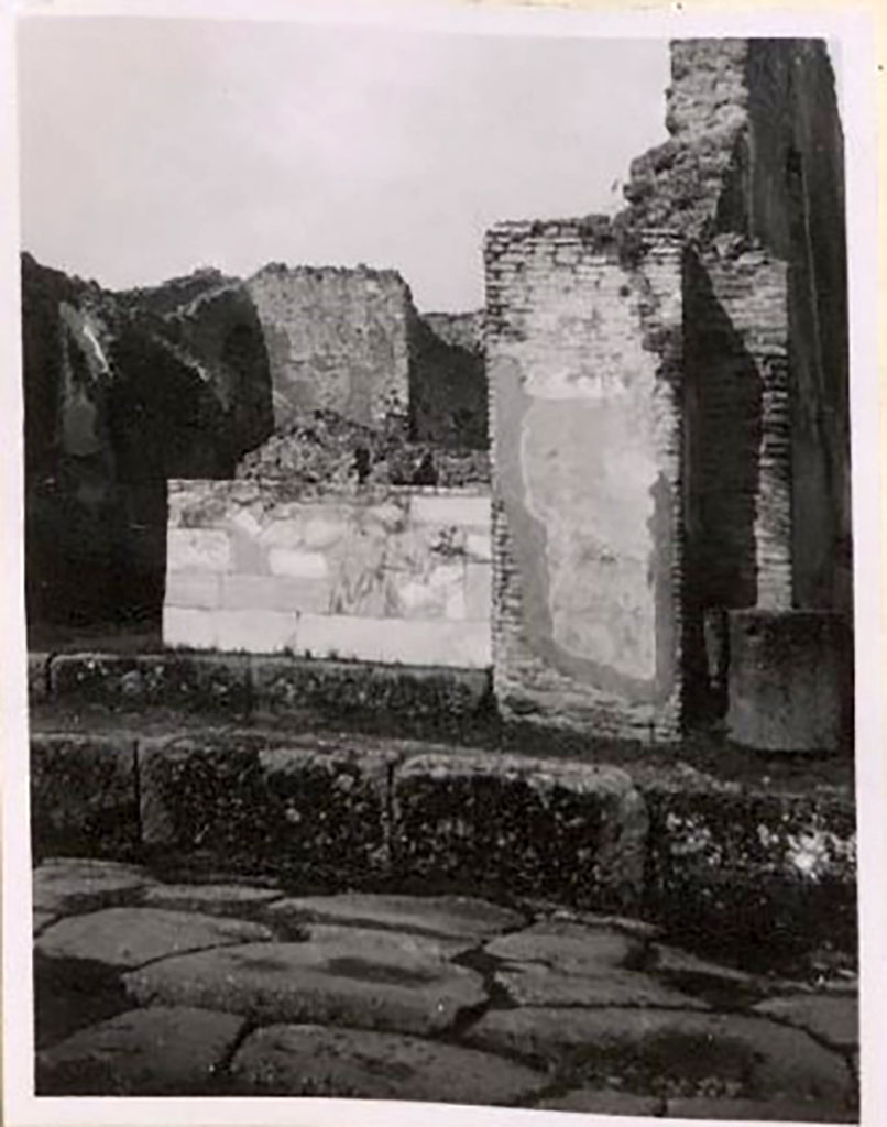IX.1.4 Pompeii.  May 2010. East wall with doorway to rear room.