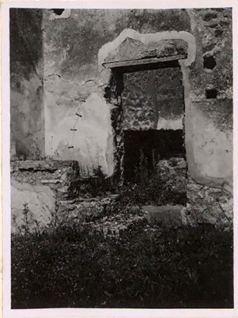 IX.1.4 Pompeii.  March 2009.  Underneath hearth.