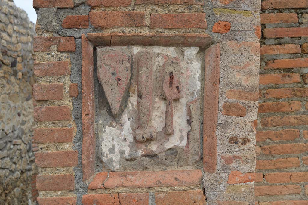 IX.1.5 Pompeii. March 2018. Plaque on south pilaster of doorway, with IX.1.6, on right.
Foto Taylor Lauritsen, ERC Grant 681269 DÉCOR.