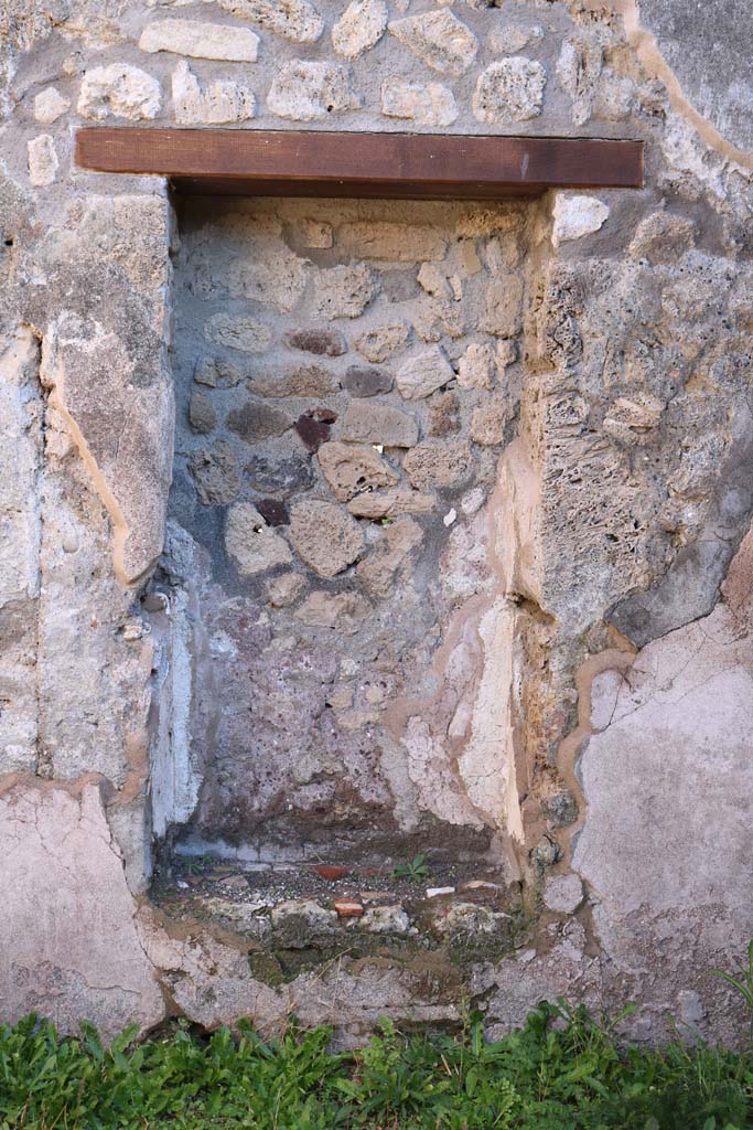 IX.1.6 Pompeii. December 2018.
Niche/recess in east wall of rear room. Photo courtesy of Aude Durand.