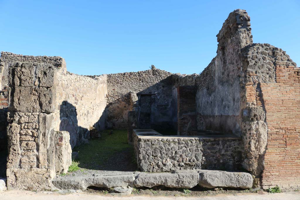 IX.1.8 Pompeii. December 2007. Entrance with bar counter on south side.