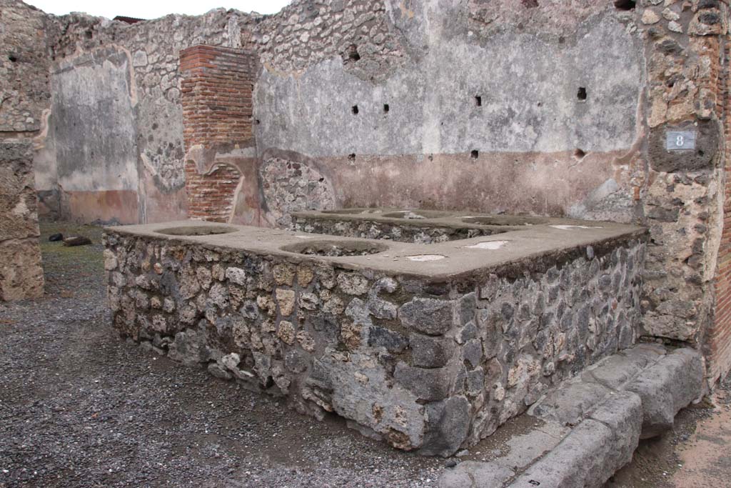 IX.1.8 Pompeii. December 2004. Bar counter and south wall.