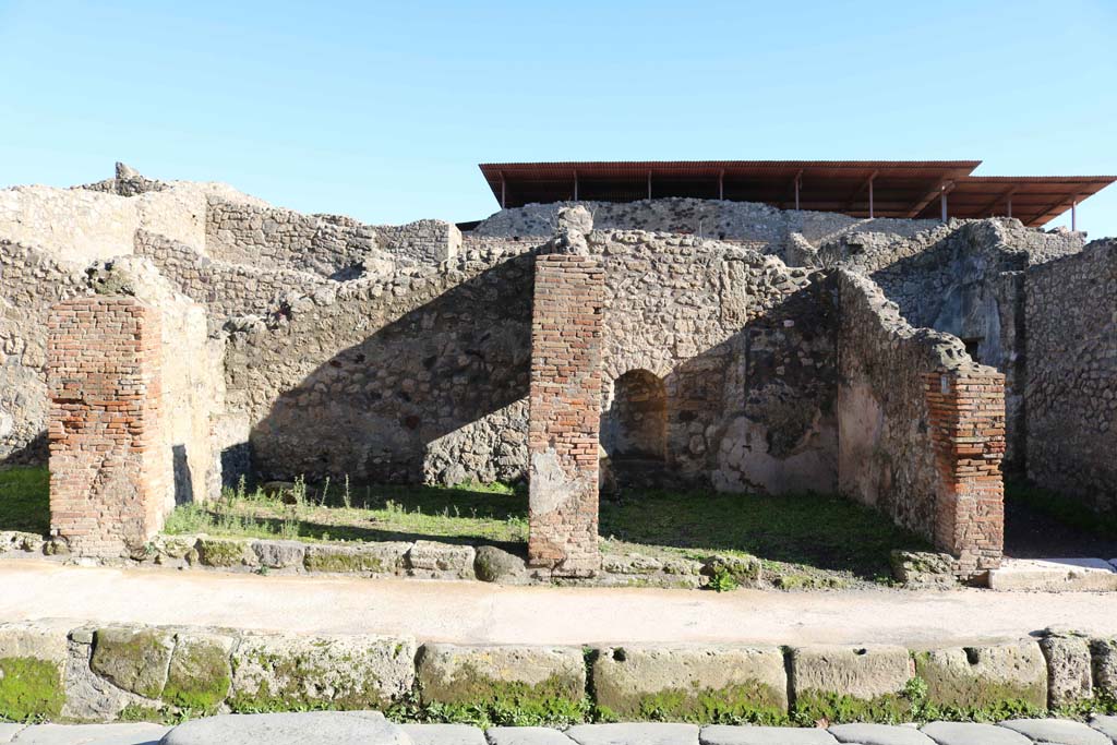 IX.1.11 Pompeii. December 2004. Rear, east wall of shop with arched niche. 