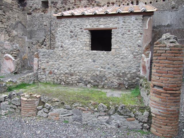 IX.1.12 Pompeii. December 2007. Doorway to cubiculum in north-east corner of peristyle area.