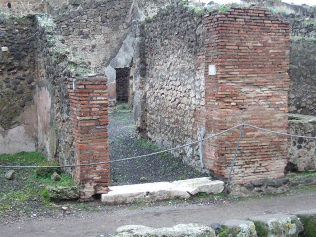IX.1.12 Pompeii. Looking east across atrium from entrance. September 2004.