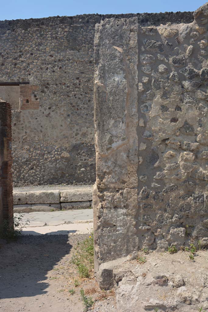 IX.1.12 Pompeii. December 2007. Looking east across peristyle area, from west portico near room with stairs. A fragment of wall plaster with graffito of gladiators was found from a wall in this peristyle. It showed on a faded red background, a scene of violent gladiatorial combat.
The two combatants, both wounded, throw away the shields and fight hand-to-hand. It was detached form the wall and is now held in the Pompeii storerooms. Inventory number: 20562. See IBM Catalogue, 1990-92. Rediscovering Pompeii. (p.155)