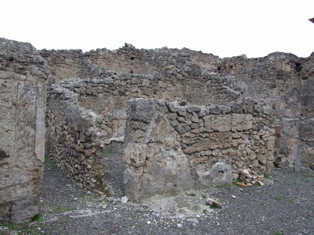 IX.1.12 Pompeii. December 2007. Doorway to cubiculum on east side of peristyle.