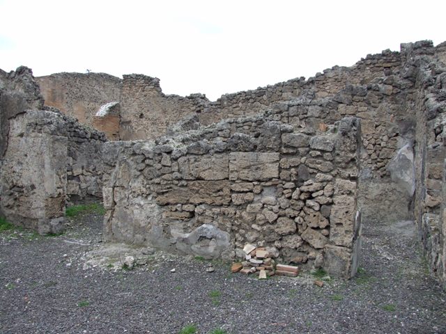 IX.1.12 Pompeii. December 2007. Cubiculum on east side of peristyle, looking towards north wall.