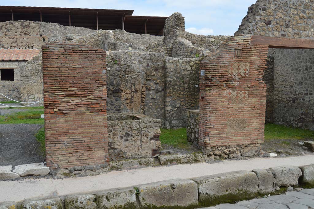 IX.1.13 Pompeii, in centre. March 2018. Looking towards entrance doorway on Via Stabiana.
Foto Taylor Lauritsen, ERC Grant 681269 D�COR.
