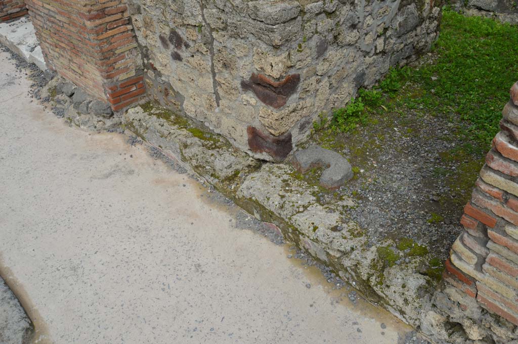 IX.1.13 Pompeii. March 2018. Looking north towards corner of counter/podium at entrance.
Foto Taylor Lauritsen, ERC Grant 681269 D�COR.

