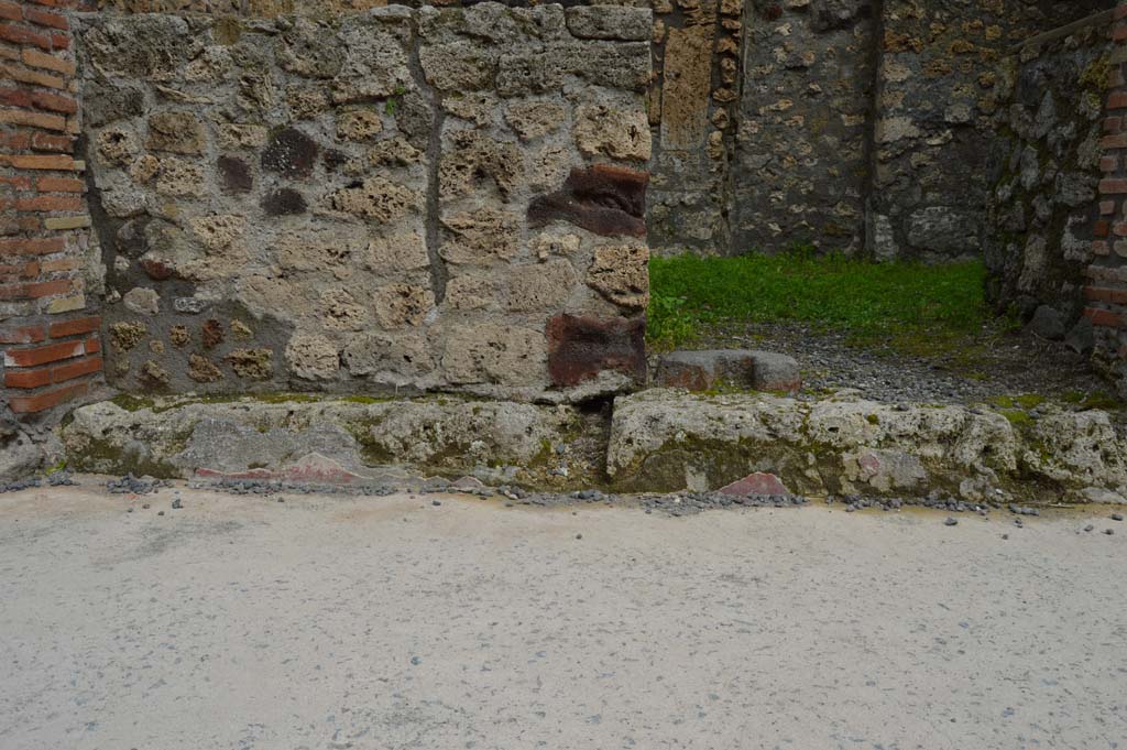 IX.1.13 Pompeii. March 2018. Looking east towards north side of entrance doorway, with step.
Foto Taylor Lauritsen, ERC Grant 681269 D�COR.

