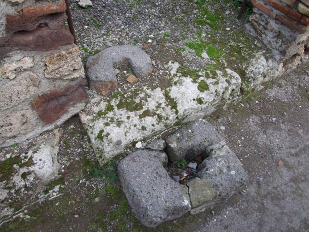 IX.1.13 Pompeii. December 2007. Step at entrance. The threshold of fragmented calcareous blocks was 0.30m wide: two lava blocks, with circular hole centrally placed inside and outside of the threshold, had the function of supporting the post for closing the door.  
See Gallo, A: L�insula I della Regione IX, Settore Occidentale, in Studi della Soprintendenza archeologica di Pompei, no. I, 2001, (p.53)
