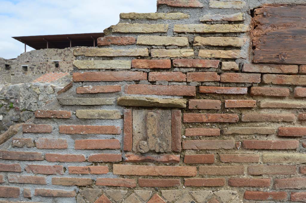 Pilaster between IX.1.13 and IX.1.14 Pompeii. March 2018.  
Detail of tufa phallus set into pilaster between entrances.
Foto Taylor Lauritsen, ERC Grant 681269 D�COR.

