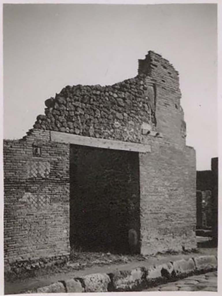 IX.1.14 Pompeii. Pre-1943. Entrance doorway. Photo by Tatiana Warscher.
See Warscher, T. Codex Topographicus Pompeianus, IX.1. (1943), Swedish Institute, Rome. (no.56), p. 88.