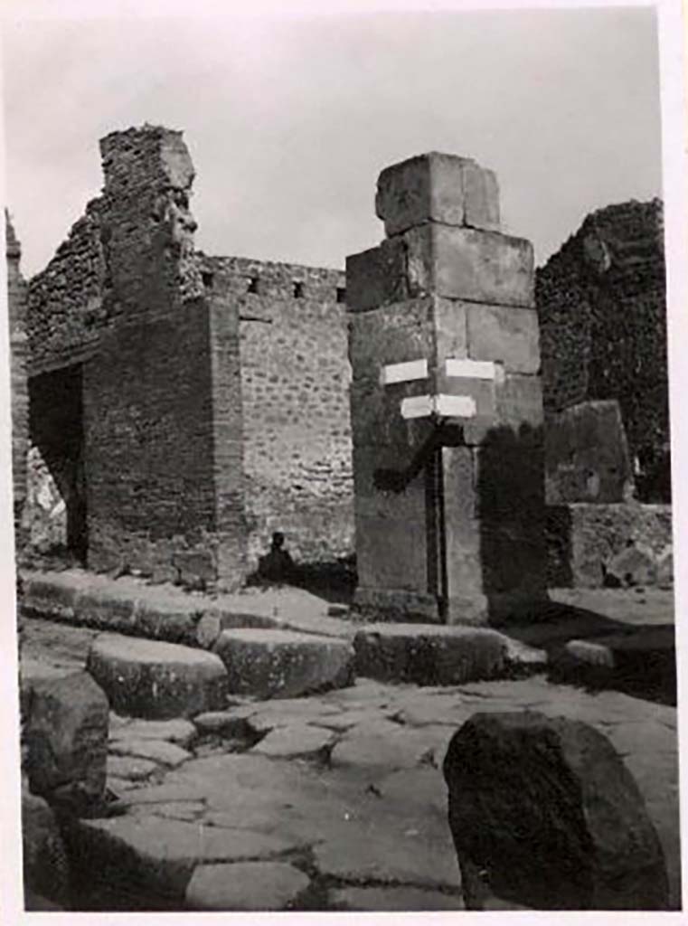 IX.1.15 Pompeii. May 2005. Corner of Via Stabiana, with Via dell’Abbondanza, on the right.