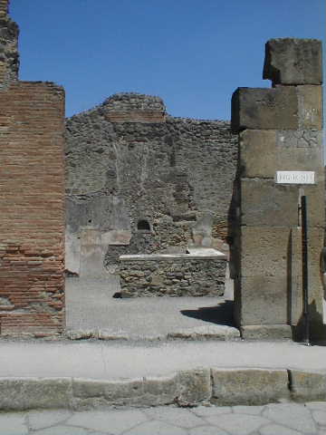 IX.1.15 Pompeii. December 2005. Looking east towards linked entrance at IX.1.16.