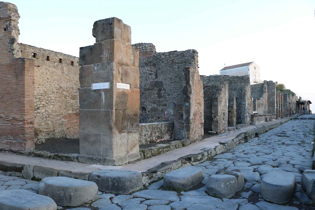 IX.1.16 Pompeii entrance with IX.1.15 to left. December 2018.
Looking east from Holconius’ crossroads at junction of Via dell’Abbondanza, on right, and Via Stabiana, on left.
Photo courtesy of Aude Durand.
