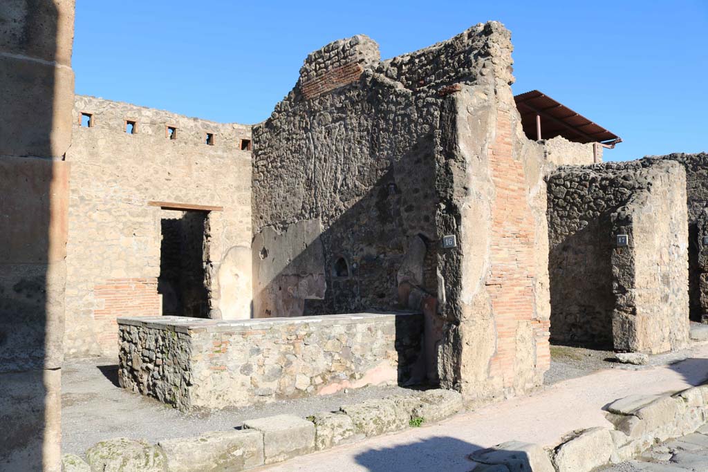 IX.1.16 Pompeii. December 2018.
Looking north-east towards entrance doorway on Via dell’Abbondanza. Photo courtesy of Aude Durand.